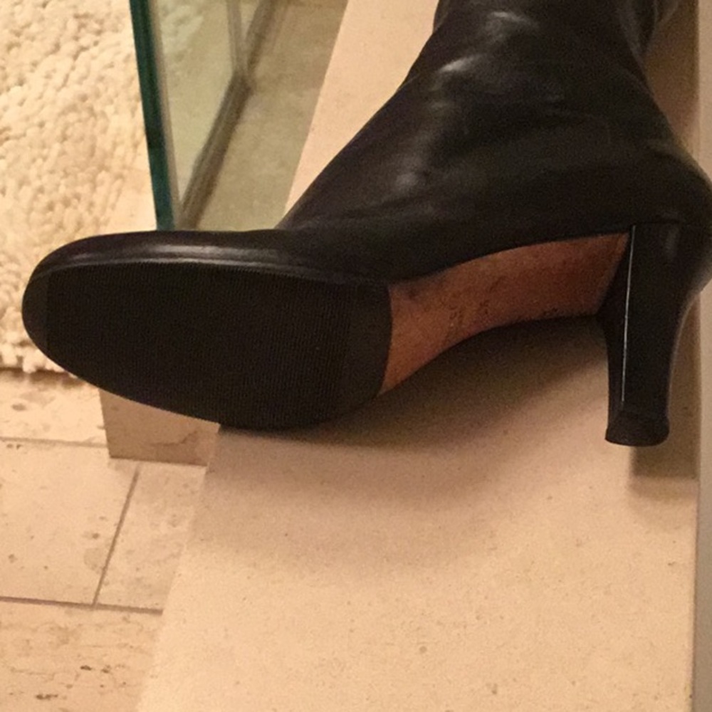 Gucci Black Heeled Boots with Gold Accent - Picture 4 of 8